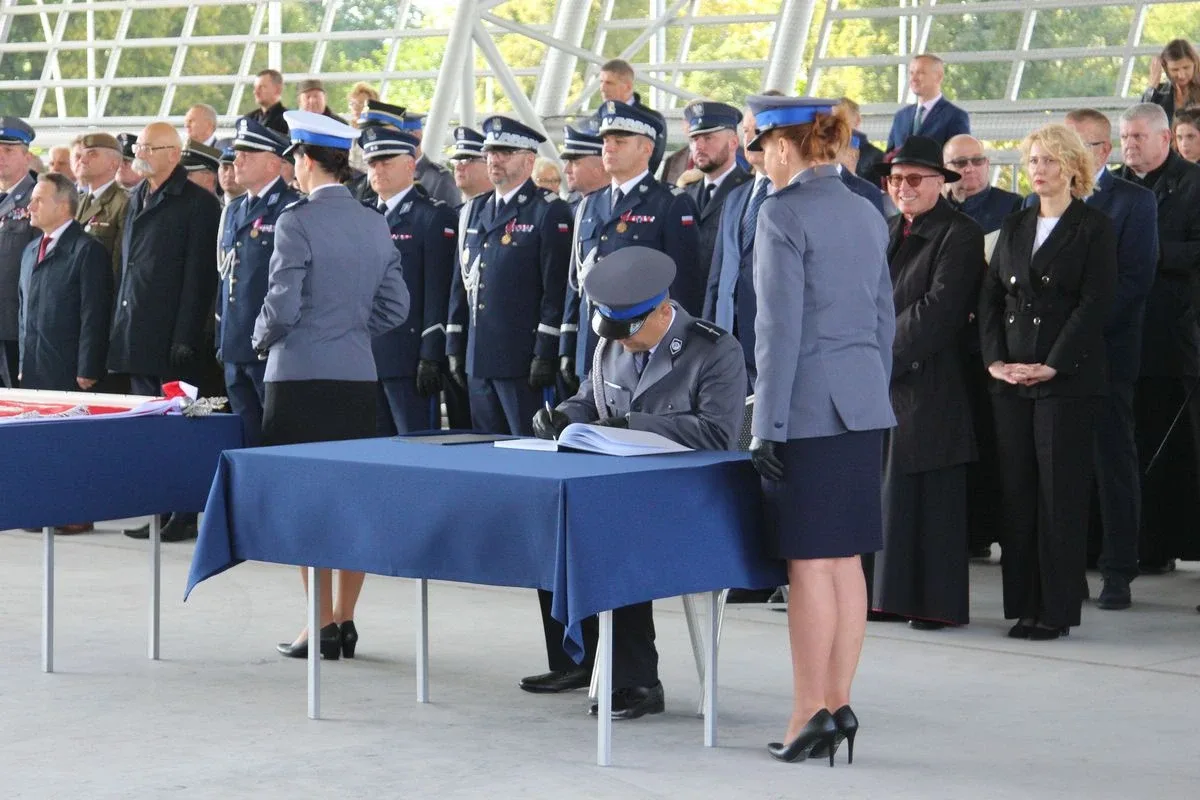 Uroczyste nadanie sztandaru Komendy Powiatowej Policji w Ostrowi Mazowieckiej (zdjęcia)
