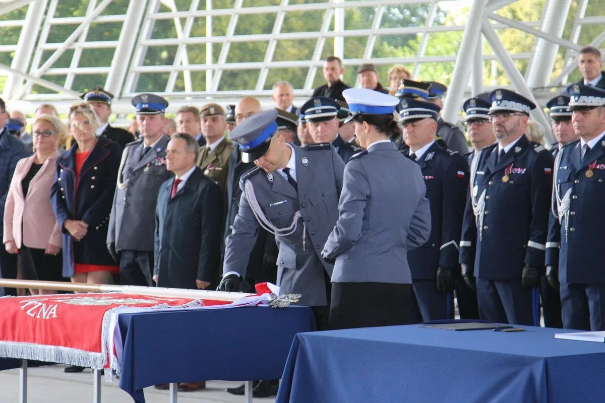 Uroczyste nadanie sztandaru Komendy Powiatowej Policji w Ostrowi Mazowieckiej (zdjęcia)
