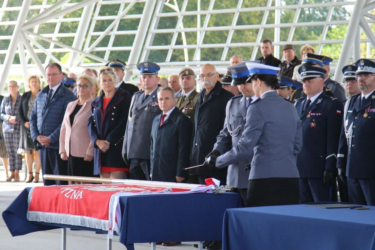 Uroczyste nadanie sztandaru Komendy Powiatowej Policji w Ostrowi Mazowieckiej (zdjęcia)