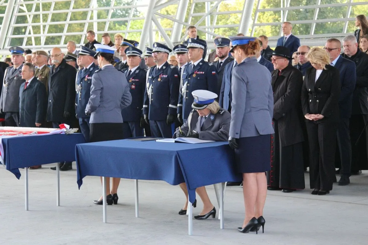 Uroczyste nadanie sztandaru Komendy Powiatowej Policji w Ostrowi Mazowieckiej (zdjęcia)
