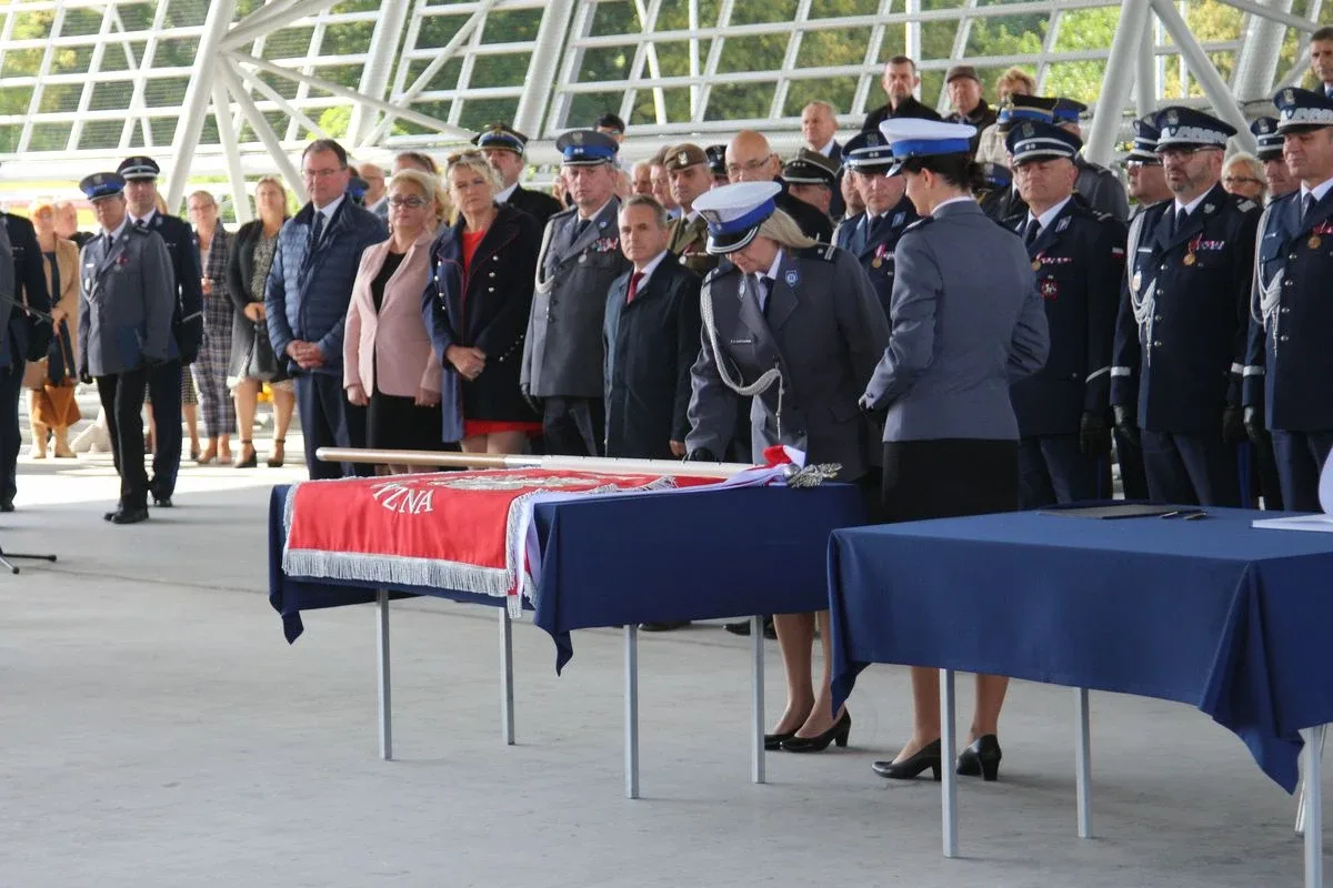 Uroczyste nadanie sztandaru Komendy Powiatowej Policji w Ostrowi Mazowieckiej (zdjęcia)