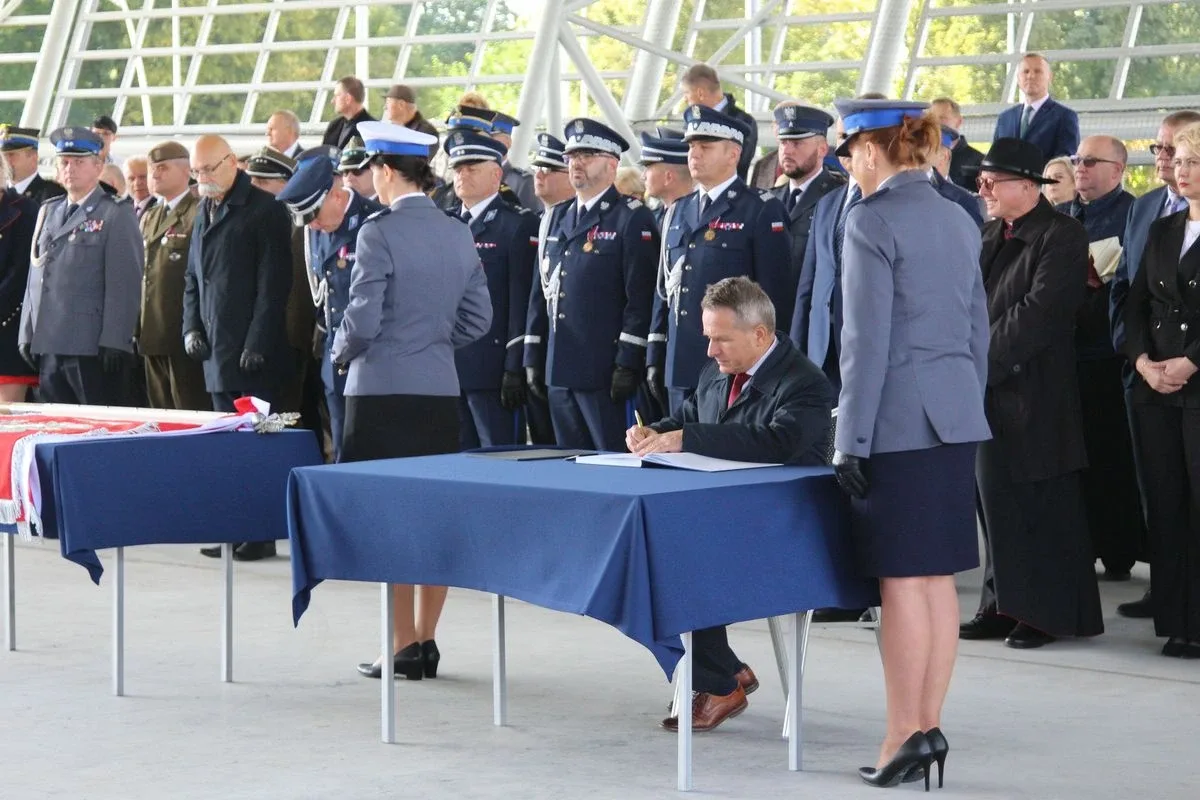 Uroczyste nadanie sztandaru Komendy Powiatowej Policji w Ostrowi Mazowieckiej (zdjęcia)