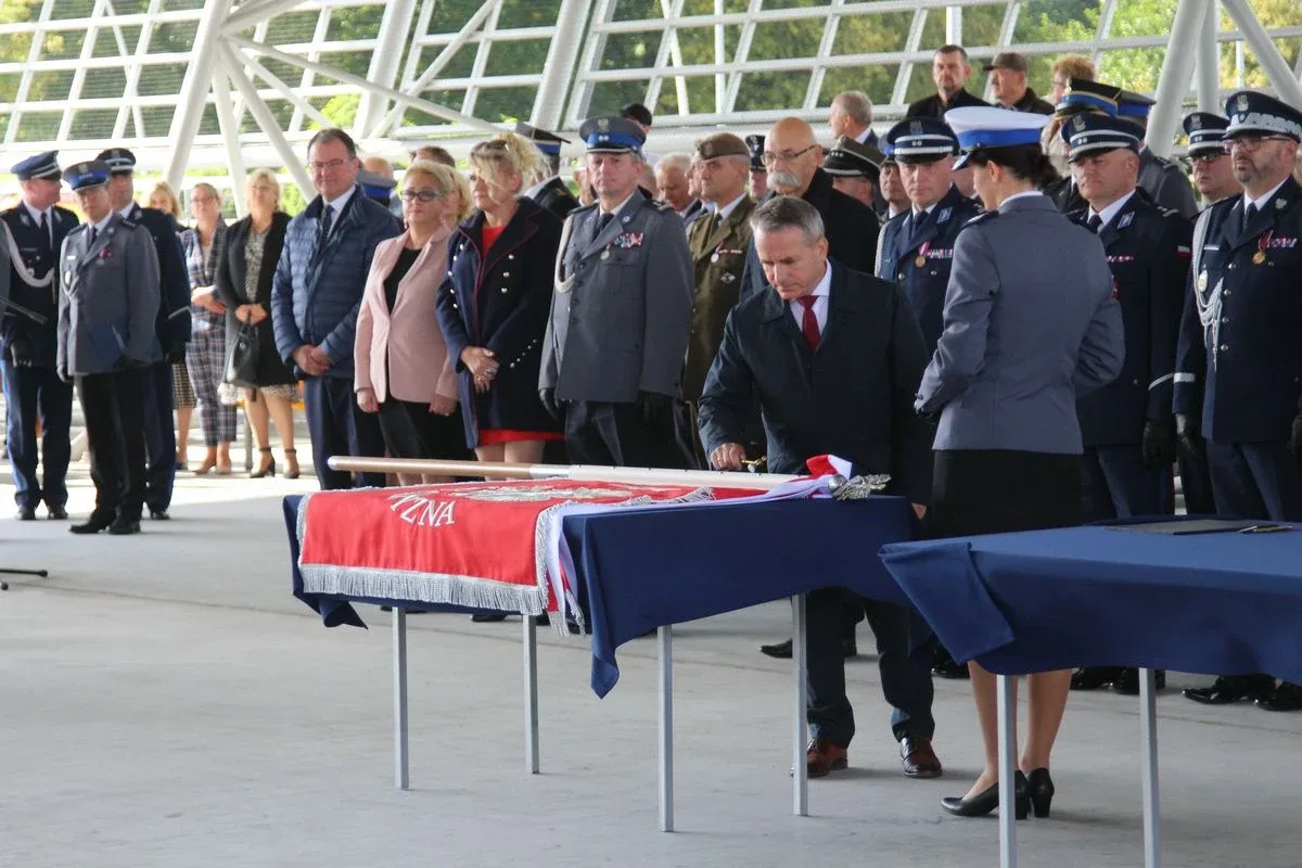 Uroczyste nadanie sztandaru Komendy Powiatowej Policji w Ostrowi Mazowieckiej (zdjęcia)