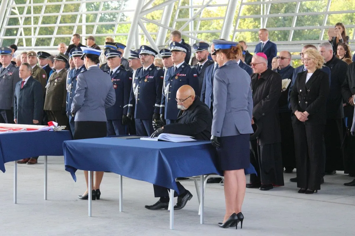 Uroczyste nadanie sztandaru Komendy Powiatowej Policji w Ostrowi Mazowieckiej (zdjęcia)