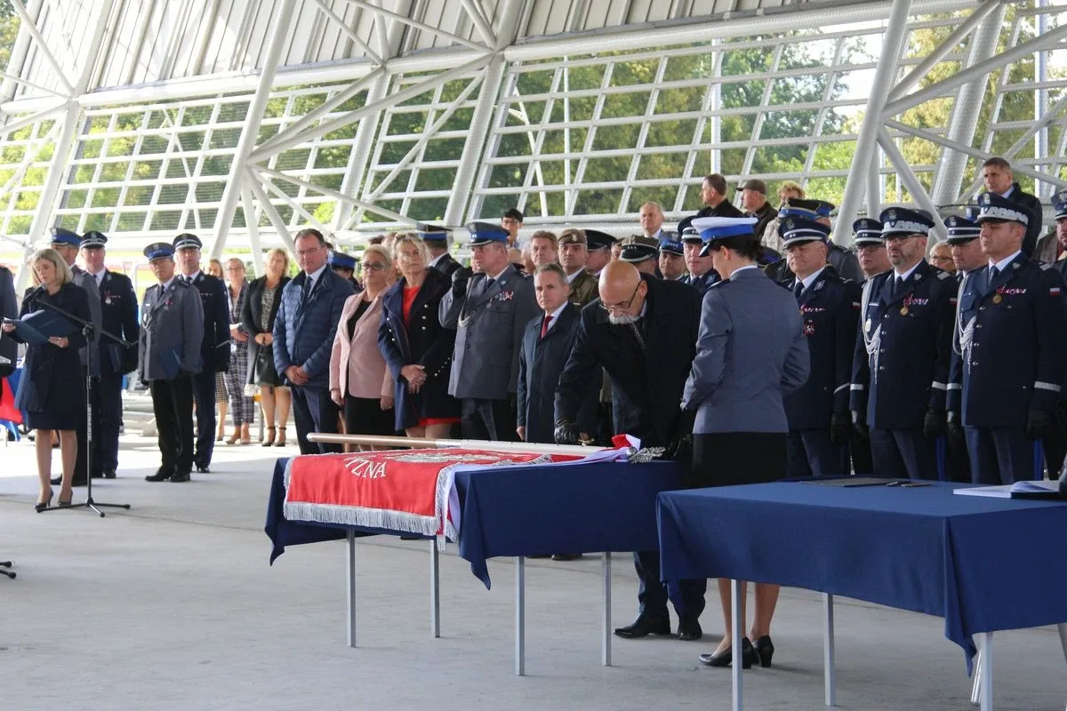 Uroczyste nadanie sztandaru Komendy Powiatowej Policji w Ostrowi Mazowieckiej (zdjęcia)