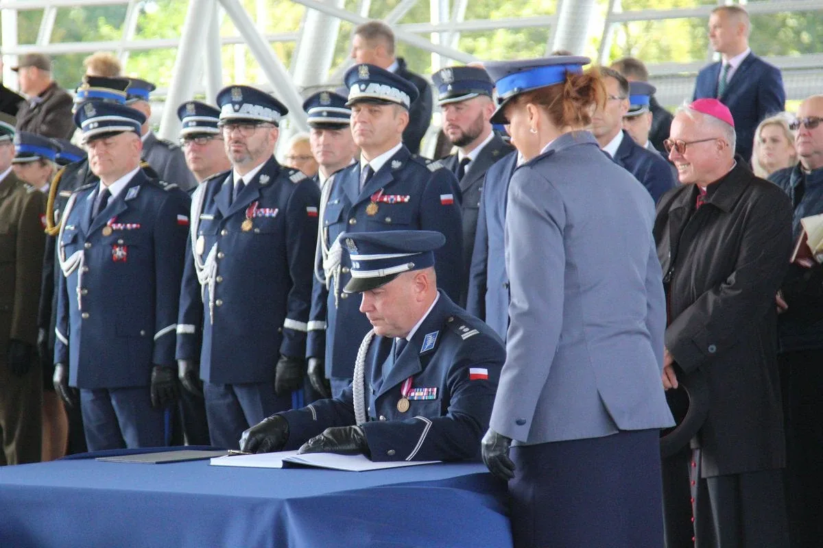 Uroczyste nadanie sztandaru Komendy Powiatowej Policji w Ostrowi Mazowieckiej (zdjęcia)