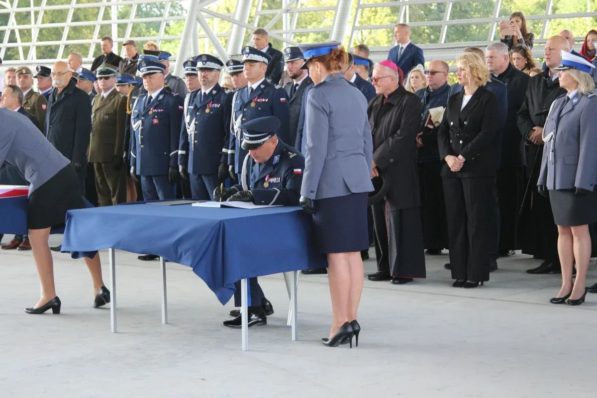 Uroczyste nadanie sztandaru Komendy Powiatowej Policji w Ostrowi Mazowieckiej (zdjęcia)