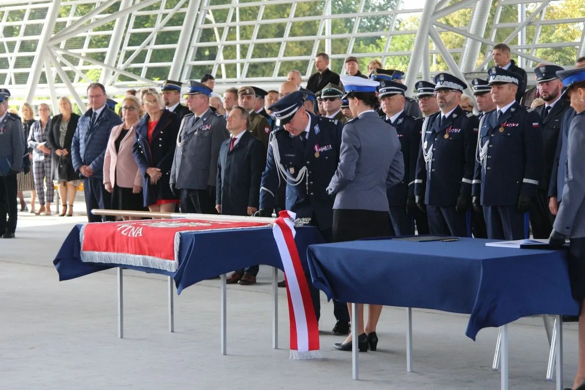 Uroczyste nadanie sztandaru Komendy Powiatowej Policji w Ostrowi Mazowieckiej (zdjęcia)