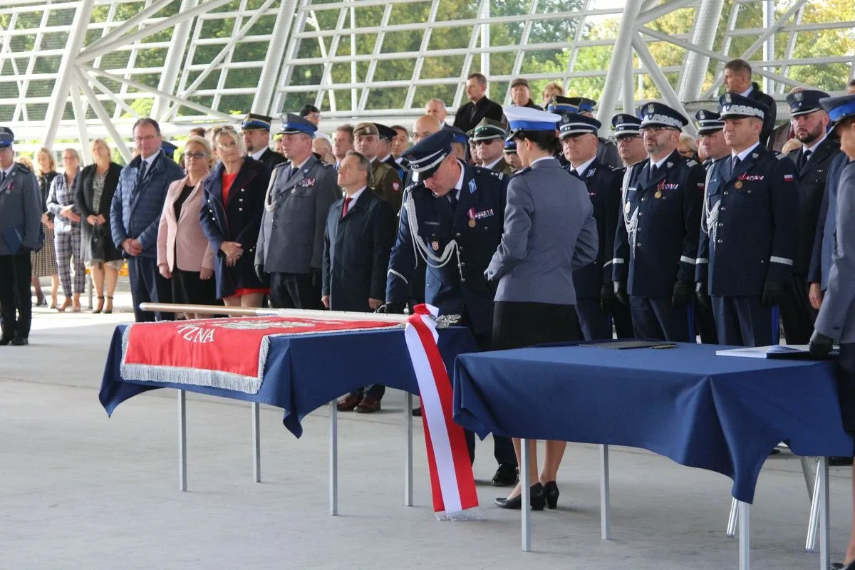 Uroczyste nadanie sztandaru Komendy Powiatowej Policji w Ostrowi Mazowieckiej (zdjęcia)
