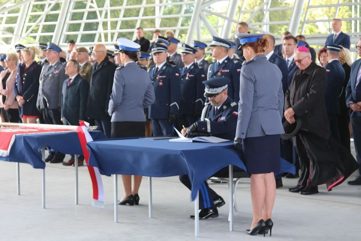 Uroczyste nadanie sztandaru Komendy Powiatowej Policji w Ostrowi Mazowieckiej (zdjęcia)