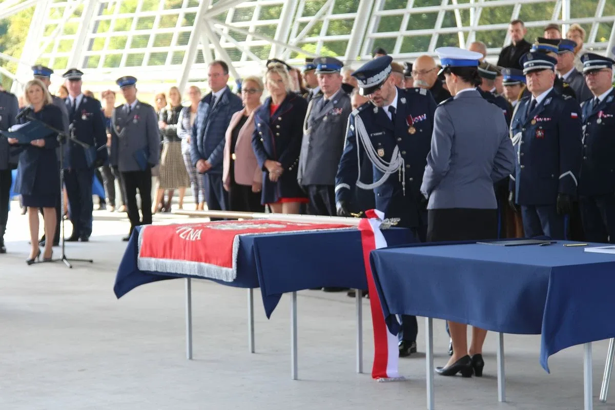Uroczyste nadanie sztandaru Komendy Powiatowej Policji w Ostrowi Mazowieckiej (zdjęcia)