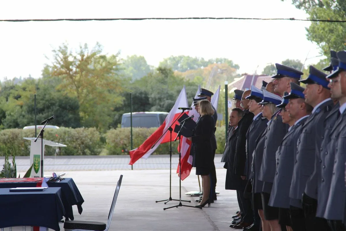 Uroczyste nadanie sztandaru Komendy Powiatowej Policji w Ostrowi Mazowieckiej (zdjęcia)