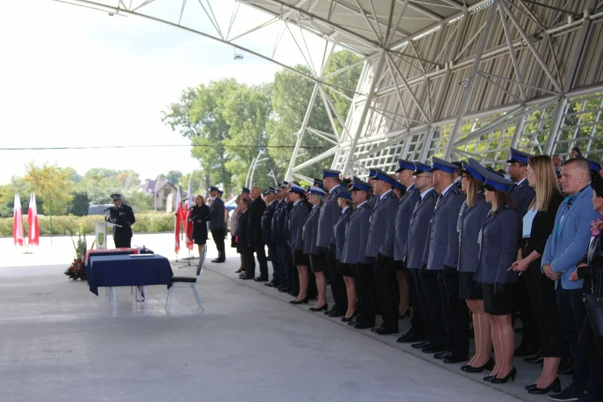 Uroczyste nadanie sztandaru Komendy Powiatowej Policji w Ostrowi Mazowieckiej (zdjęcia)