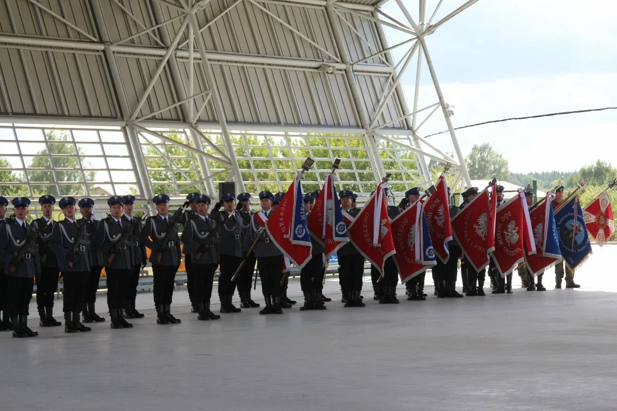 Uroczyste nadanie sztandaru Komendy Powiatowej Policji w Ostrowi Mazowieckiej (zdjęcia)