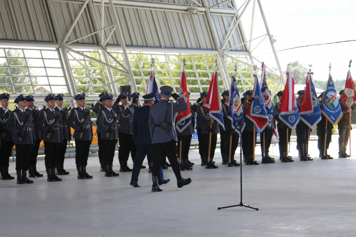 Uroczyste nadanie sztandaru Komendy Powiatowej Policji w Ostrowi Mazowieckiej (zdjęcia)