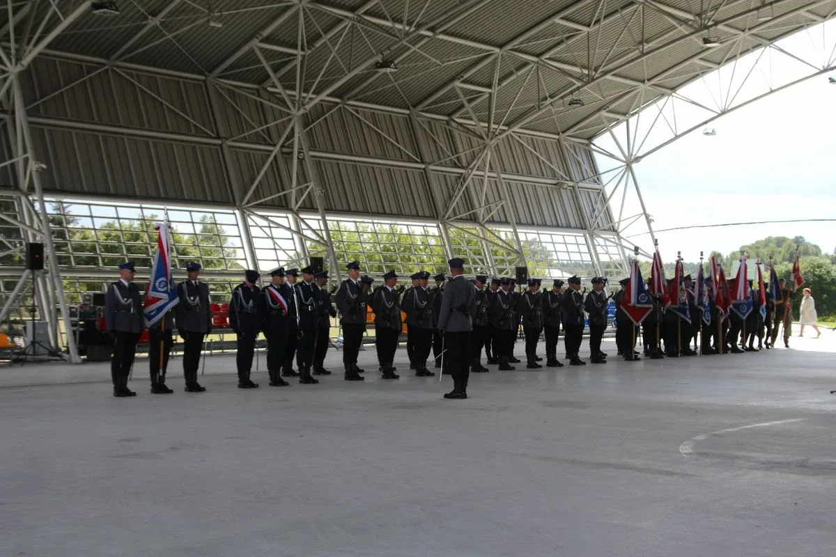 Uroczyste nadanie sztandaru Komendy Powiatowej Policji w Ostrowi Mazowieckiej (zdjęcia)