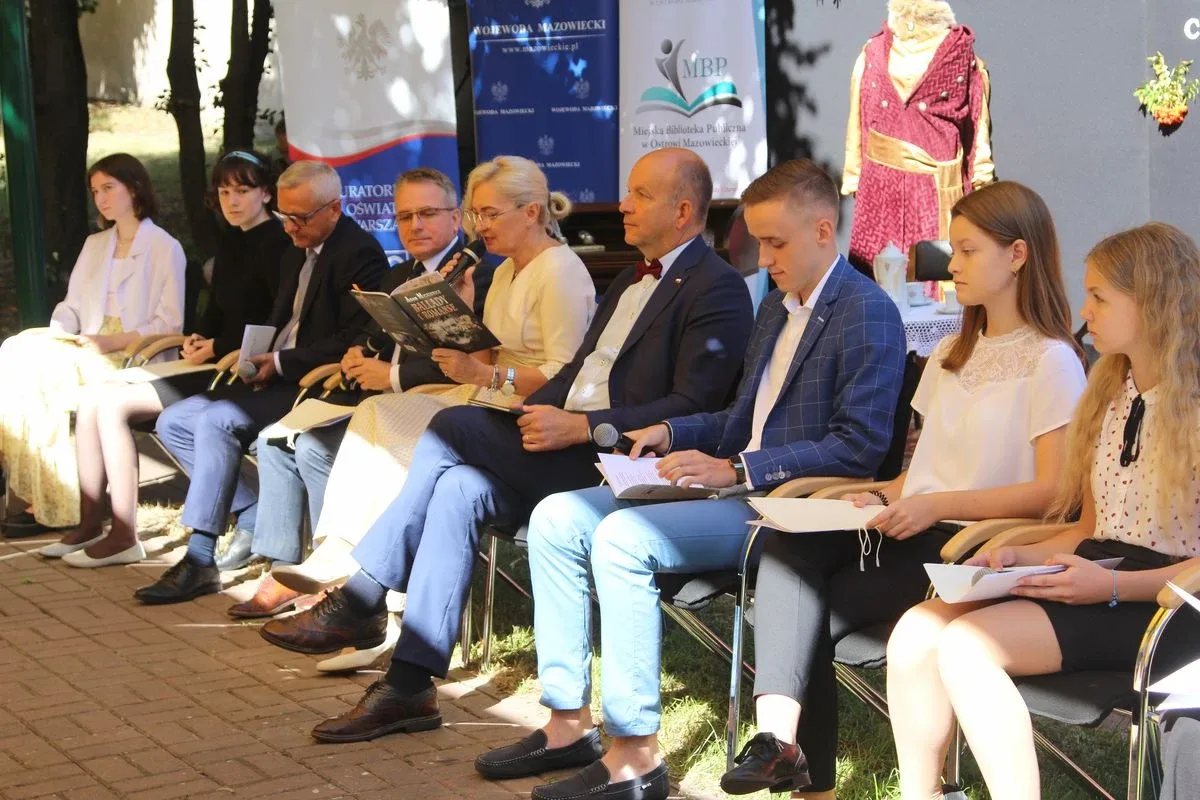 Narodowe Czytanie z Wojewodą Mazowieckim oraz Mazowieckim Kuratorem Oświaty w Letnim Ogrodzie! (zdjęcia, wideo)