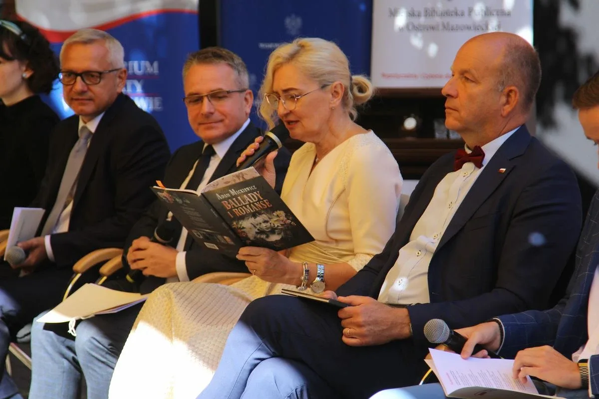 Narodowe Czytanie z Wojewodą Mazowieckim oraz Mazowieckim Kuratorem Oświaty w Letnim Ogrodzie! (zdjęcia, wideo)