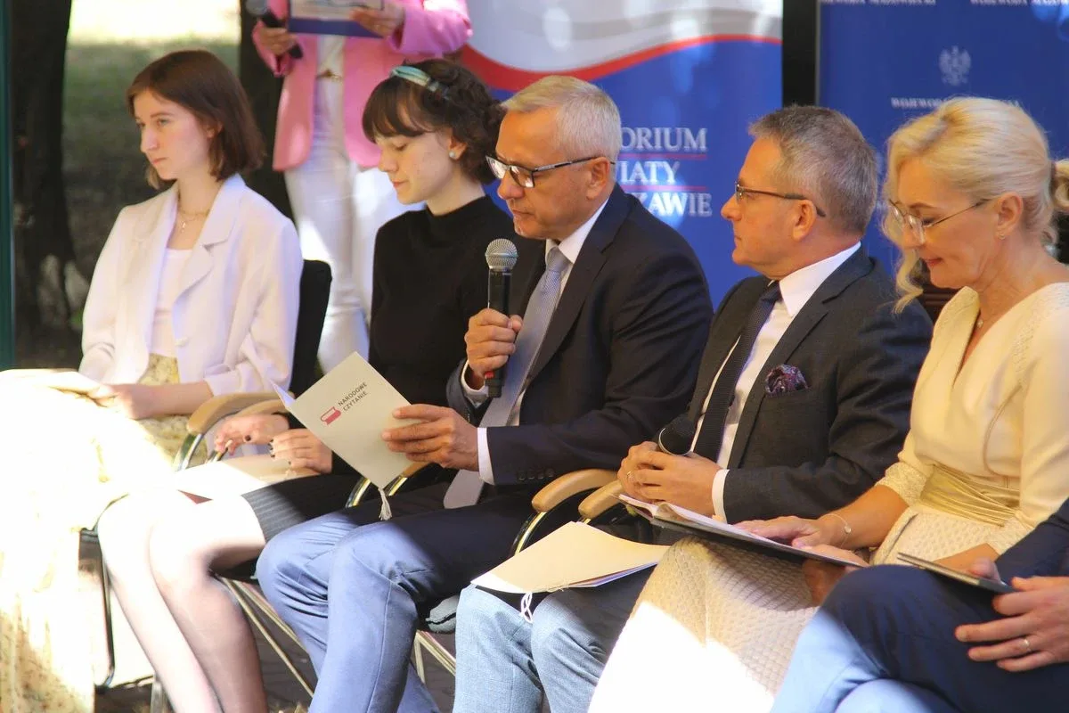 Narodowe Czytanie z Wojewodą Mazowieckim oraz Mazowieckim Kuratorem Oświaty w Letnim Ogrodzie! (zdjęcia, wideo)