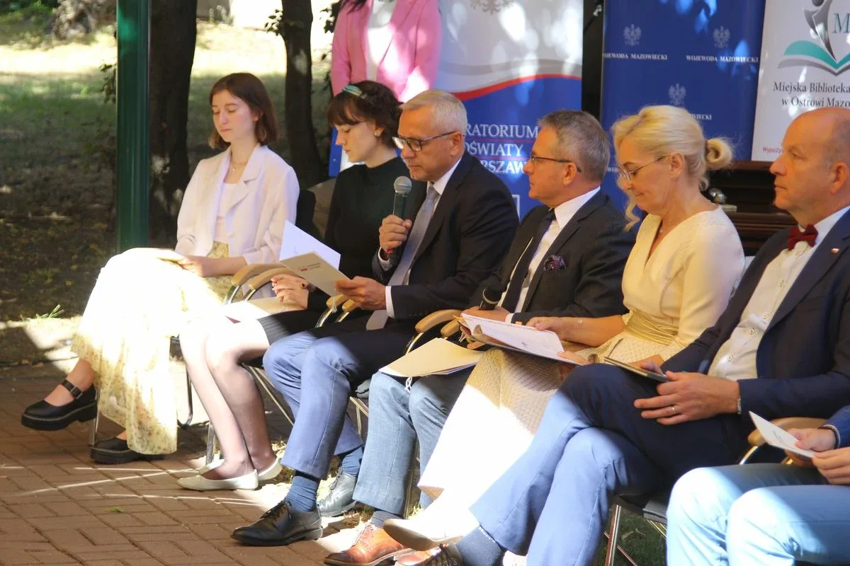Narodowe Czytanie z Wojewodą Mazowieckim oraz Mazowieckim Kuratorem Oświaty w Letnim Ogrodzie! (zdjęcia, wideo)