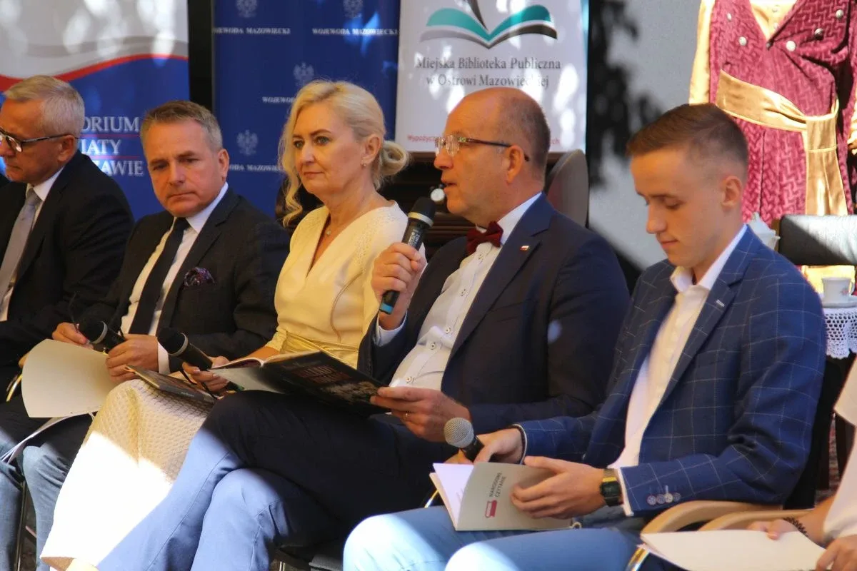 Narodowe Czytanie z Wojewodą Mazowieckim oraz Mazowieckim Kuratorem Oświaty w Letnim Ogrodzie! (zdjęcia, wideo)