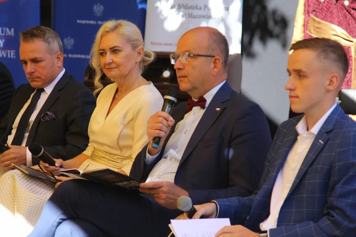 Narodowe Czytanie z Wojewodą Mazowieckim oraz Mazowieckim Kuratorem Oświaty w Letnim Ogrodzie! (zdjęcia, wideo)