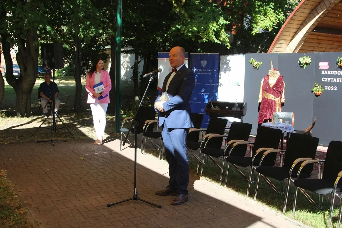 Narodowe Czytanie z Wojewodą Mazowieckim oraz Mazowieckim Kuratorem Oświaty w Letnim Ogrodzie! (zdjęcia, wideo)