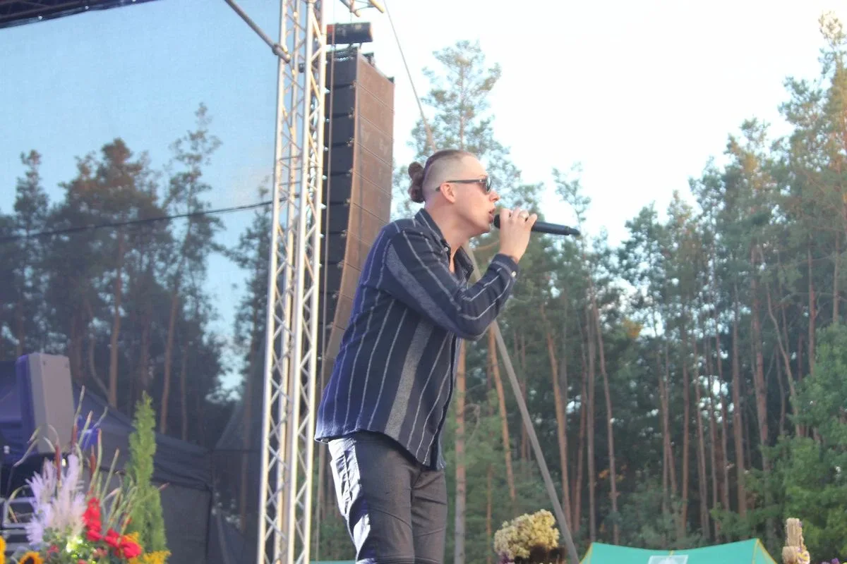 Koncert zespołu DEJW na Dożynkach 2022 w Sielcu. Zespół zagrał na scenie same największe hity! (zdjęcia, wideo)