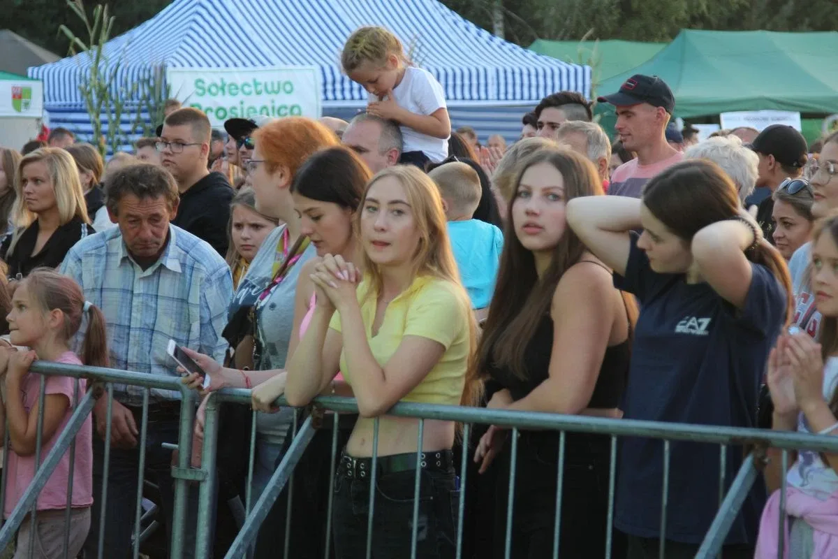 Koncert zespołu DEJW na Dożynkach 2022 w Sielcu. Zespół zagrał na scenie same największe hity! (zdjęcia, wideo)