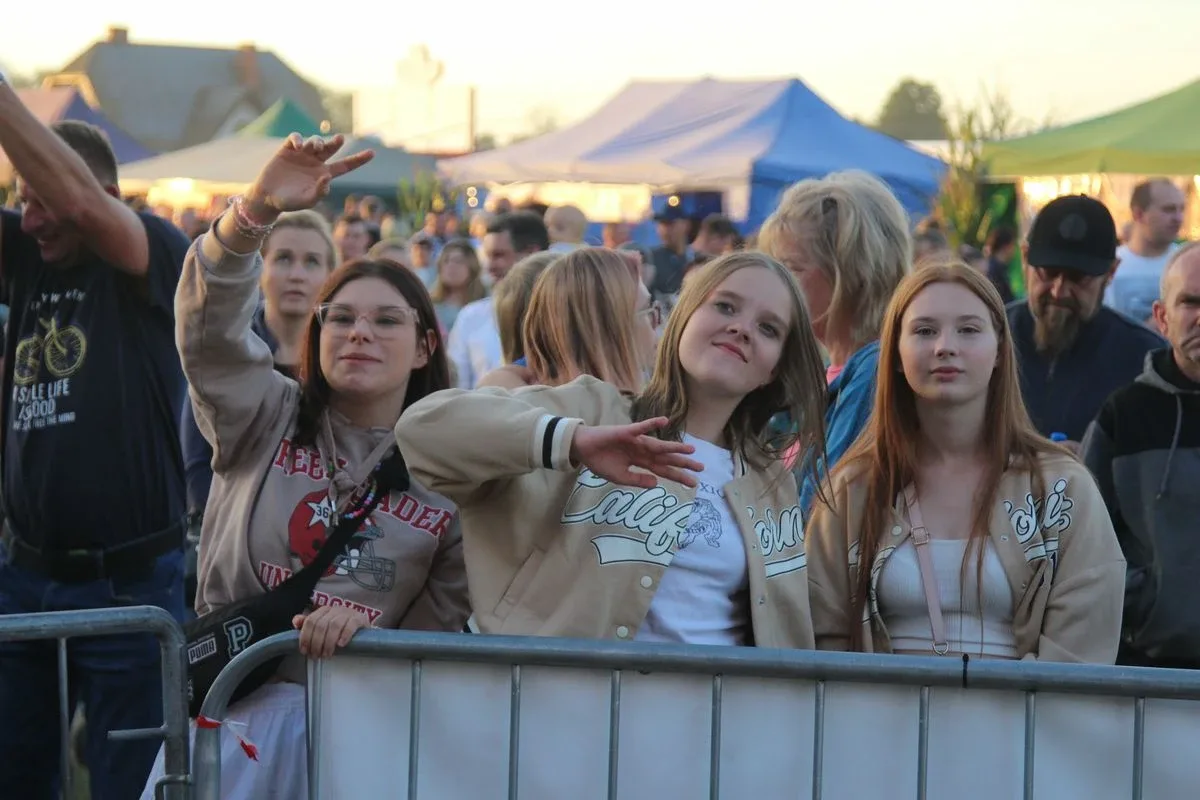 Koncert zespołu DEJW na Dożynkach 2022 w Sielcu. Zespół zagrał na scenie same największe hity! (zdjęcia, wideo)