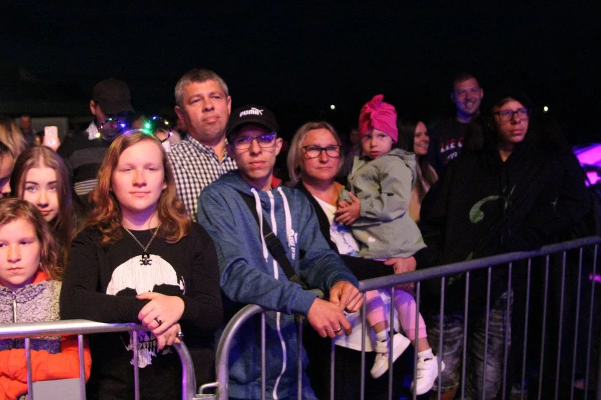 Gwiazda wieczoru na Dożynkach 2022 w Sielcu! Tak bawiła się społeczność na występie zespołu Video (zdjęcia, wideo)