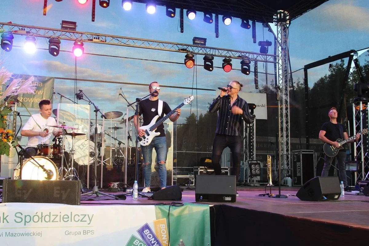 Koncert zespołu DEJW na Dożynkach 2022 w Sielcu. Zespół zagrał na scenie same największe hity! (zdjęcia, wideo)