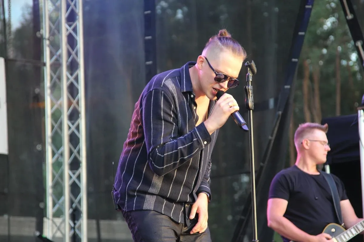 Koncert zespołu DEJW na Dożynkach 2022 w Sielcu. Zespół zagrał na scenie same największe hity! (zdjęcia, wideo)
