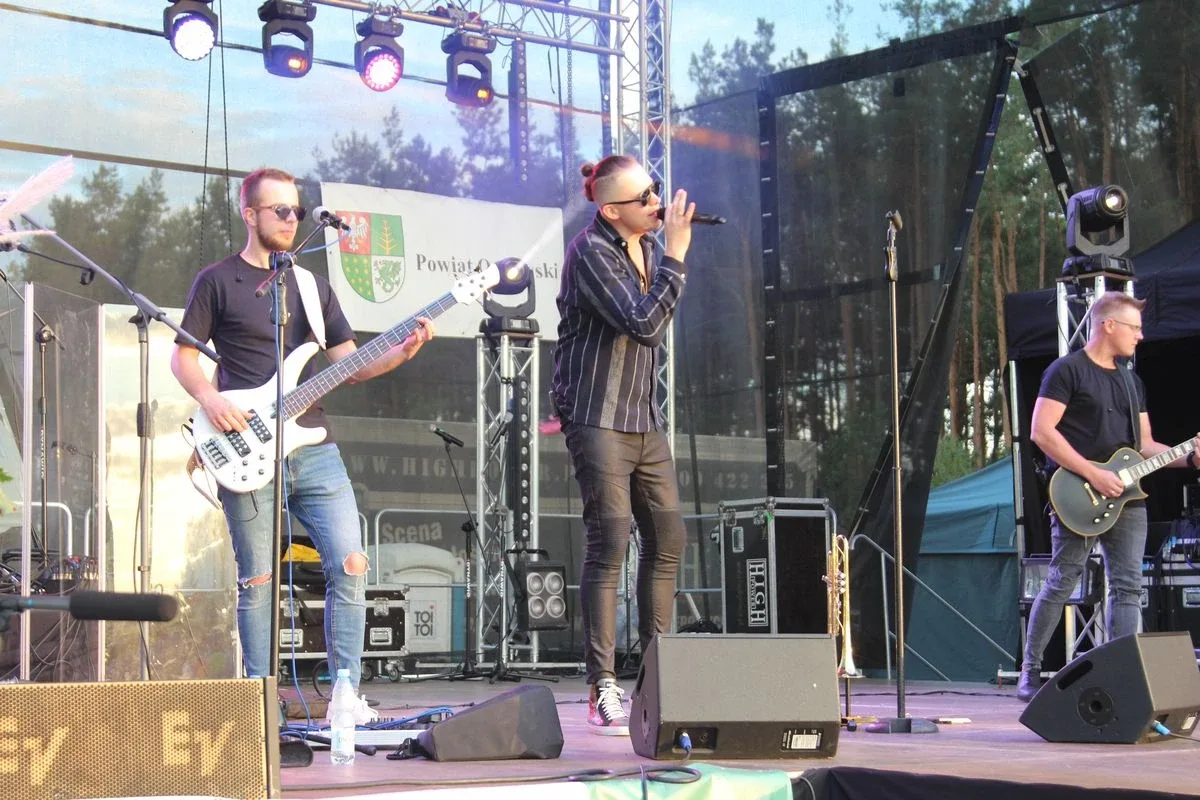 Koncert zespołu DEJW na Dożynkach 2022 w Sielcu. Zespół zagrał na scenie same największe hity! (zdjęcia, wideo)