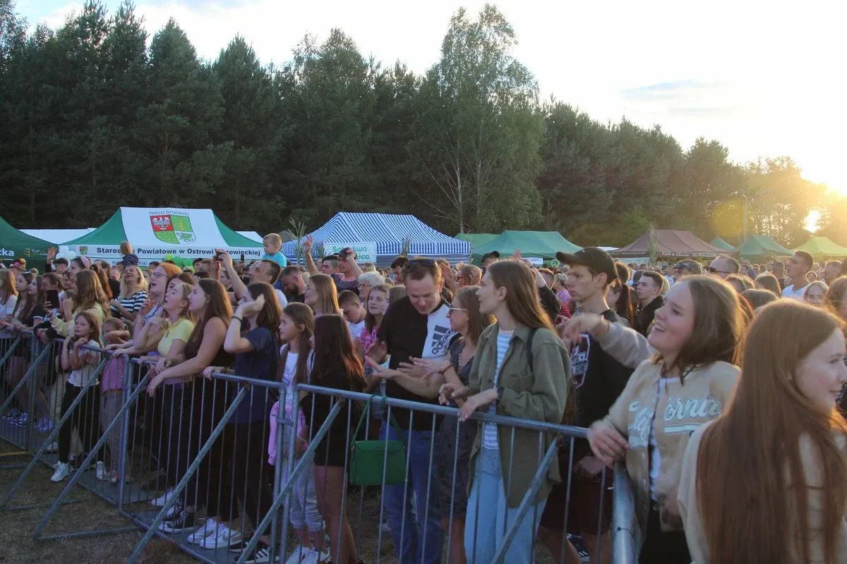 Koncert zespołu DEJW na Dożynkach 2022 w Sielcu. Zespół zagrał na scenie same największe hity! (zdjęcia, wideo)