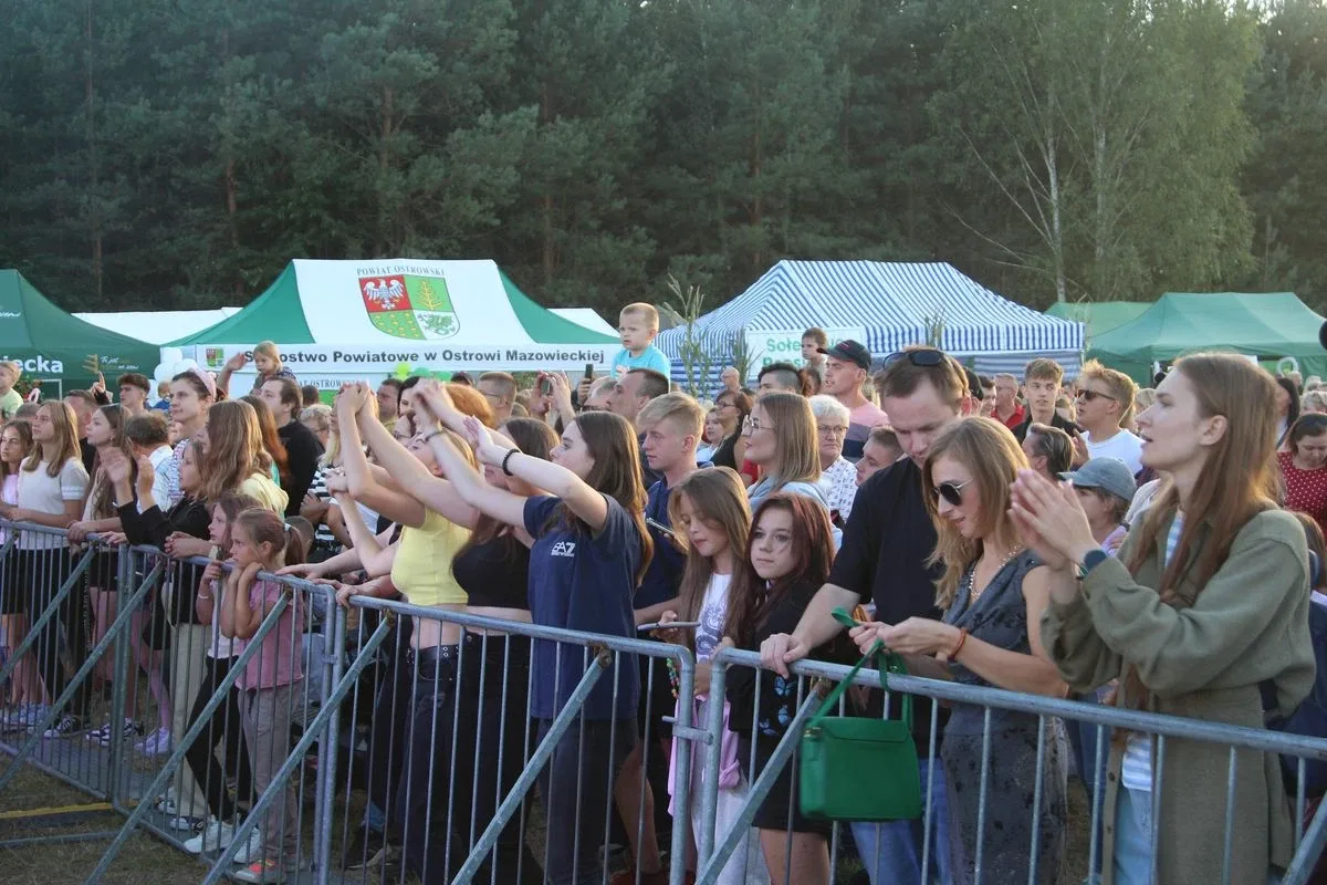 Koncert zespołu DEJW na Dożynkach 2022 w Sielcu. Zespół zagrał na scenie same największe hity! (zdjęcia, wideo)