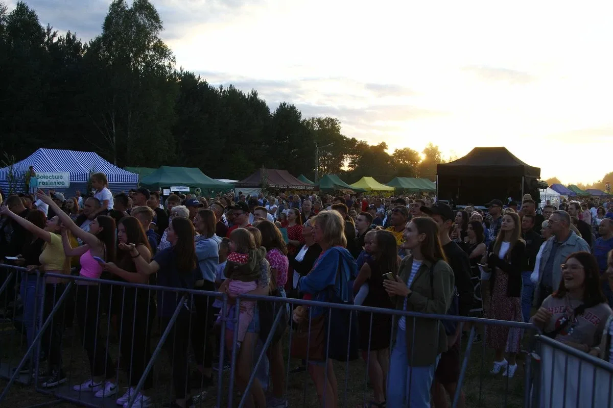 Koncert zespołu DEJW na Dożynkach 2022 w Sielcu. Zespół zagrał na scenie same największe hity! (zdjęcia, wideo)