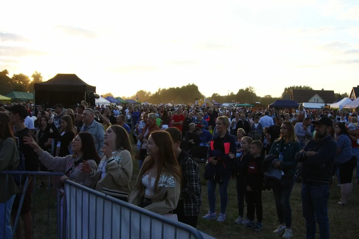 Koncert zespołu DEJW na Dożynkach 2022 w Sielcu. Zespół zagrał na scenie same największe hity! (zdjęcia, wideo)
