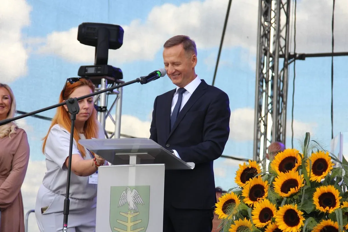 Przemarsz korowodu dożynkowego - Dożynki 2022 w Sielcu (zdjęcia, wideo)