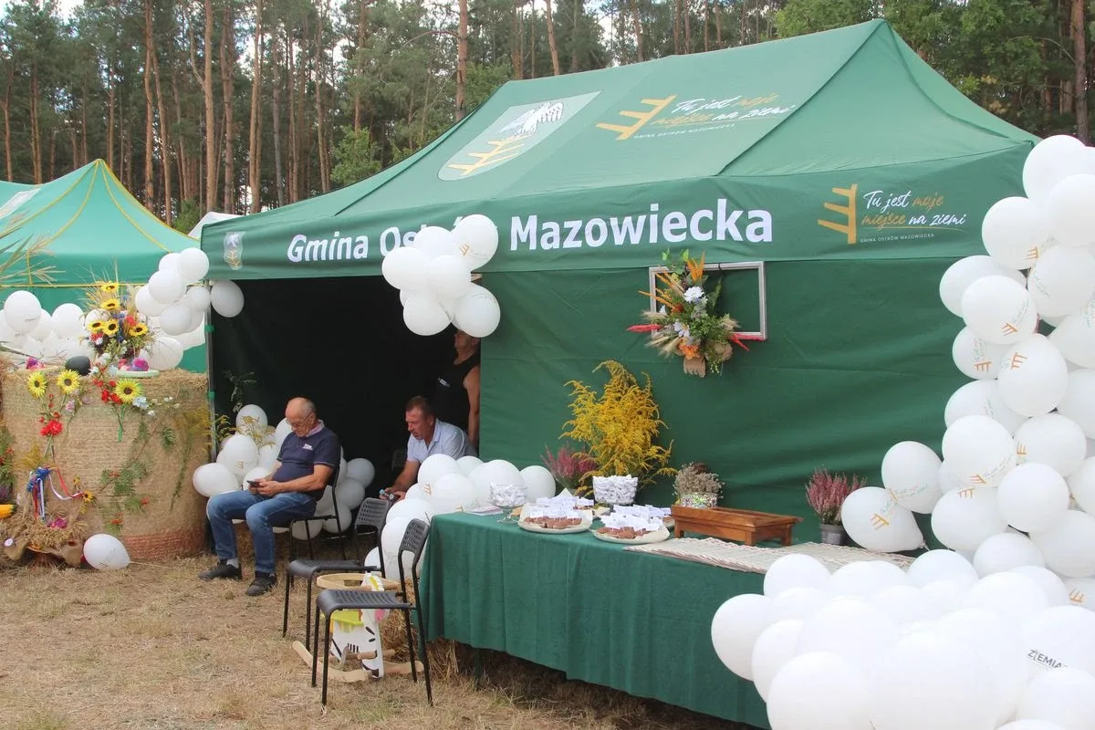 Przemarsz korowodu dożynkowego - Dożynki 2022 w Sielcu (zdjęcia, wideo)