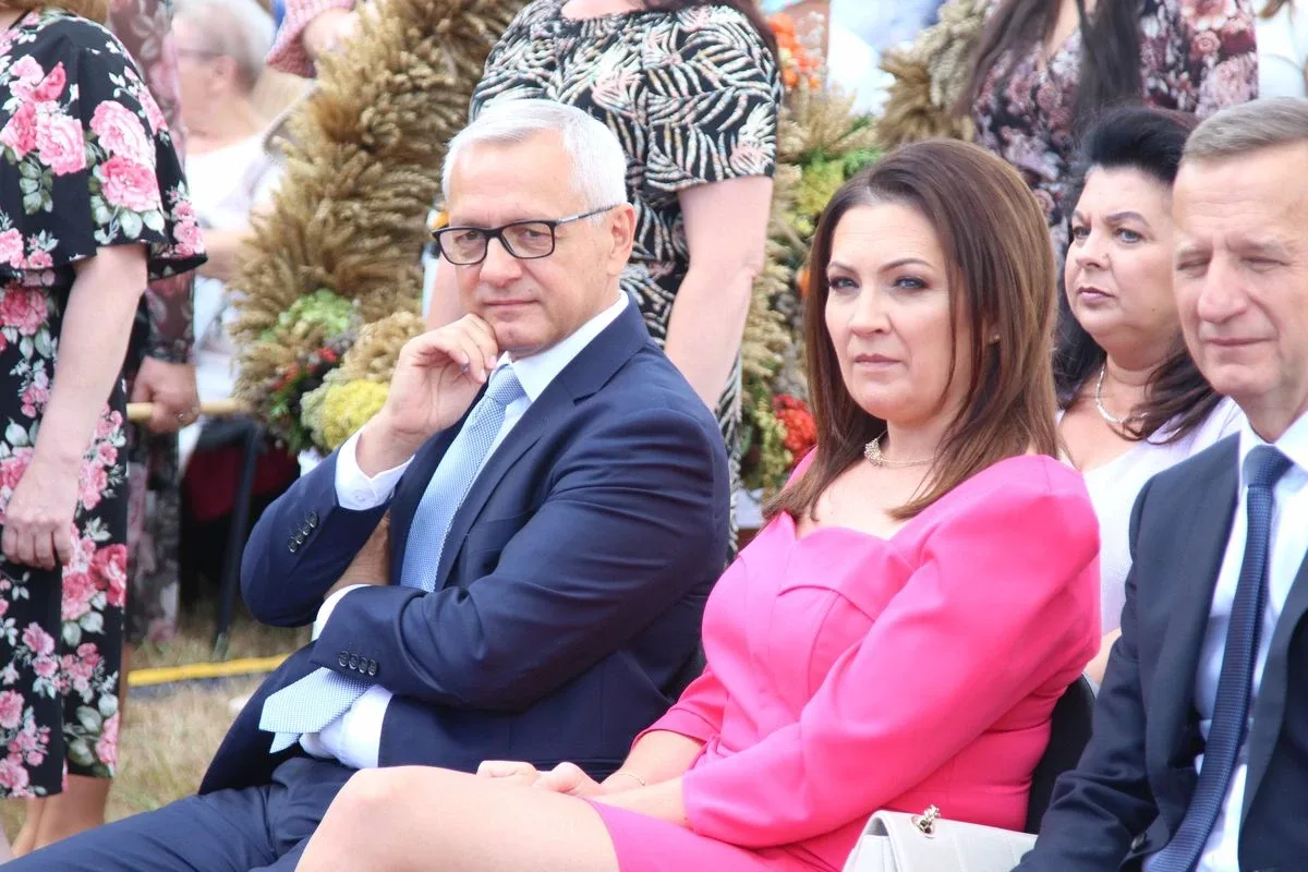 Przemarsz korowodu dożynkowego - Dożynki 2022 w Sielcu (zdjęcia, wideo)