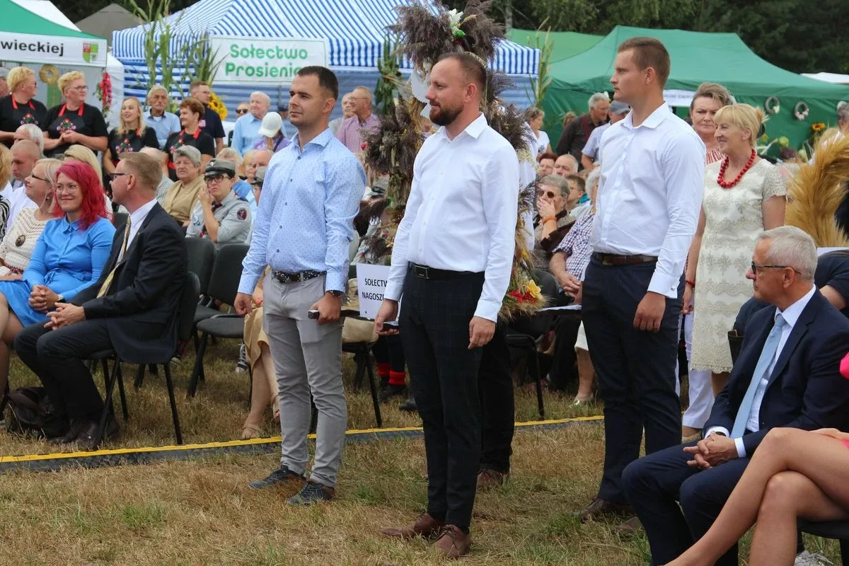 Przemarsz korowodu dożynkowego - Dożynki 2022 w Sielcu (zdjęcia, wideo)