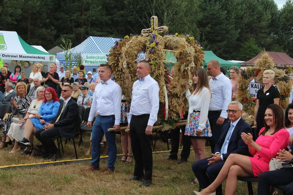 Przemarsz korowodu dożynkowego - Dożynki 2022 w Sielcu (zdjęcia, wideo)