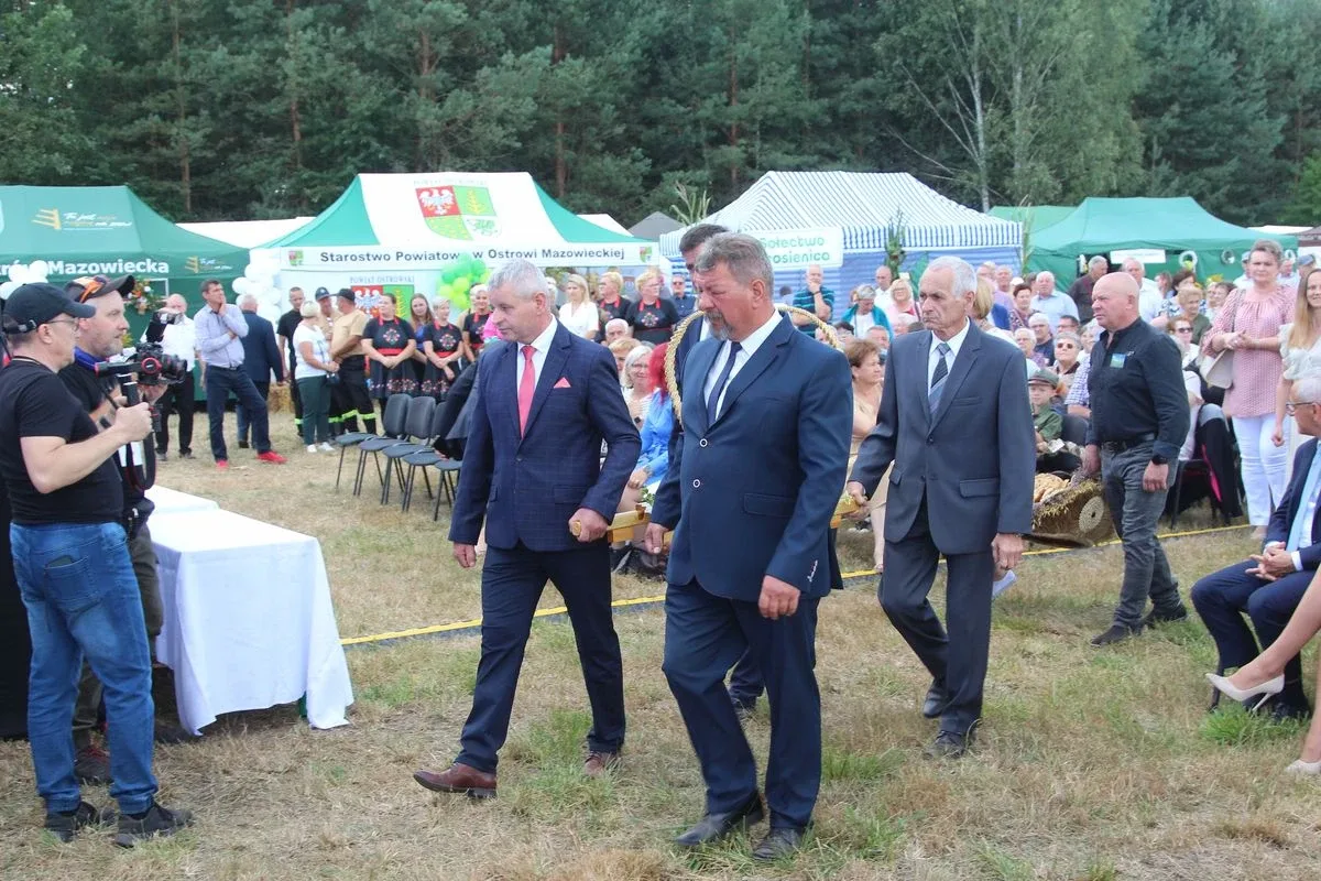 Przemarsz korowodu dożynkowego - Dożynki 2022 w Sielcu (zdjęcia, wideo)