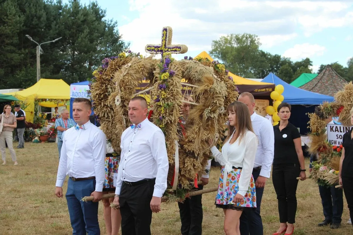 Przemarsz korowodu dożynkowego - Dożynki 2022 w Sielcu (zdjęcia, wideo)