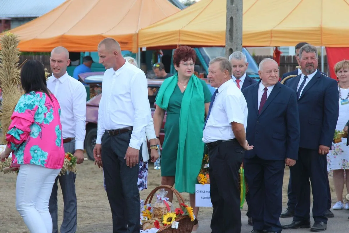 Przemarsz korowodu dożynkowego - Dożynki 2022 w Sielcu (zdjęcia, wideo)