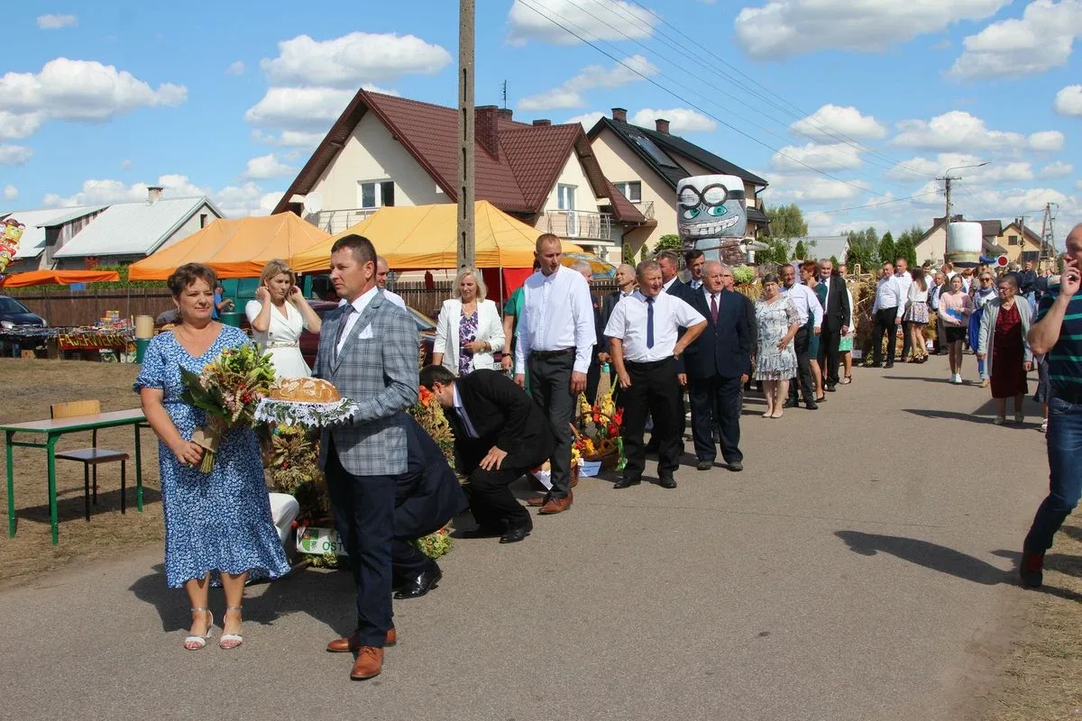 Przemarsz korowodu dożynkowego - Dożynki 2022 w Sielcu (zdjęcia, wideo)