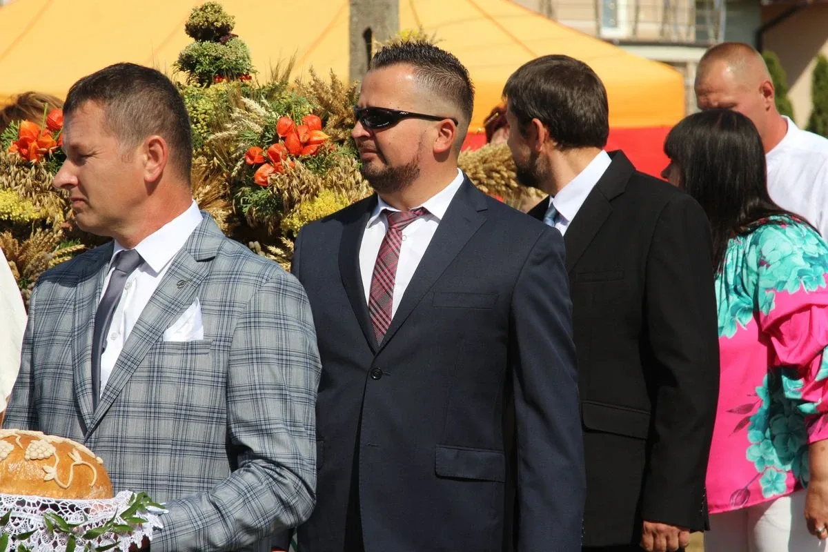 Przemarsz korowodu dożynkowego - Dożynki 2022 w Sielcu (zdjęcia, wideo)