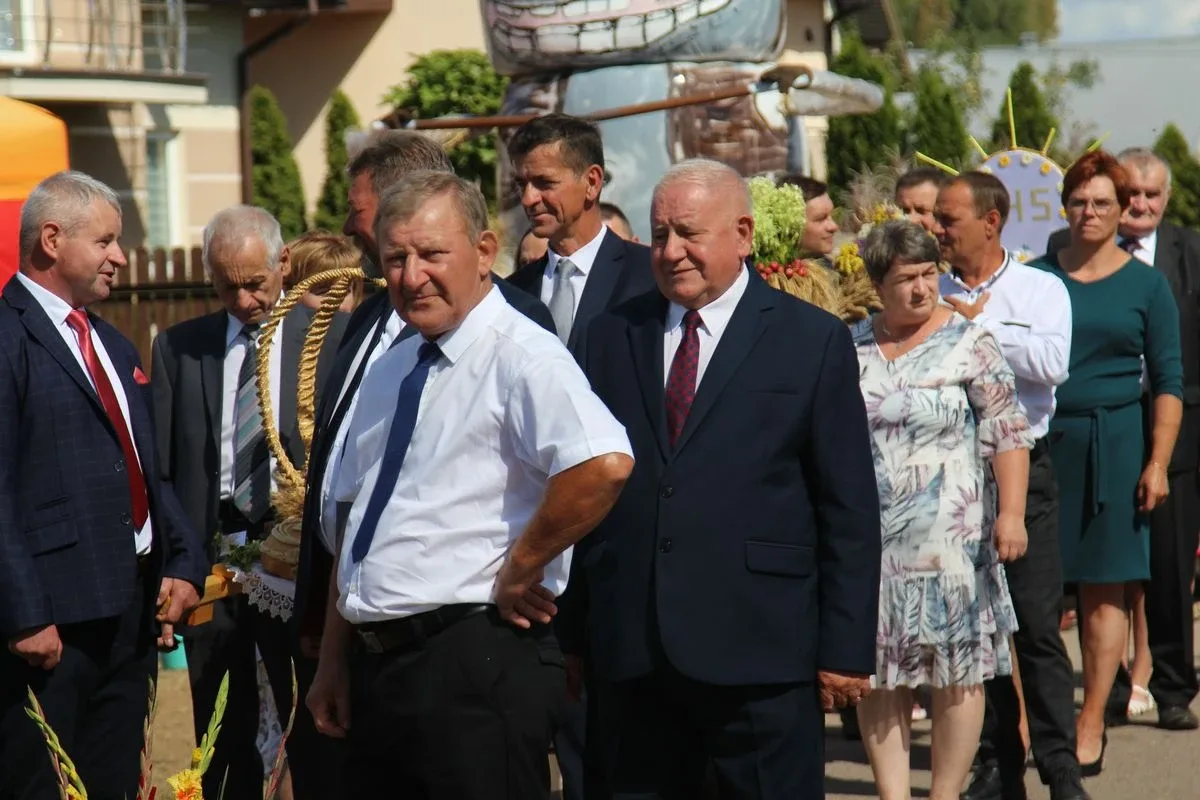 Przemarsz korowodu dożynkowego - Dożynki 2022 w Sielcu (zdjęcia, wideo)