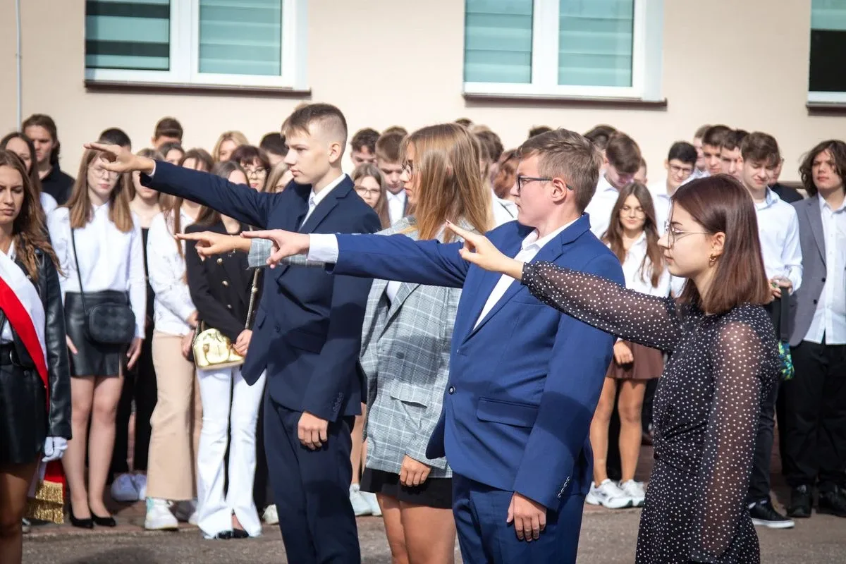 Uczniowie "Ekonomika" powitali nowy rok szkolny (zdjęcia)